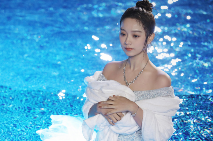 而王冠逸与徐好本身也是气质百搭的演员,两人合作起来也是满满的cp感