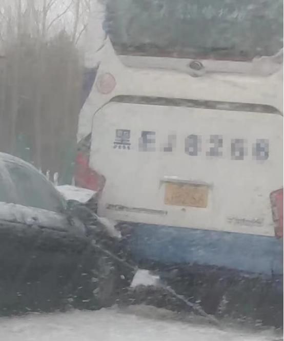 哈尔滨机场高速排起“长龙”,上百辆车滞留原地,场面令人无奈休闲区蓝鸢梦想 - Www.slyday.coM 哈尔滨机场高速排起“长龙”,上百辆车滞留原地,场面令人无奈休闲区蓝鸢梦想 - Www.slyday.coM