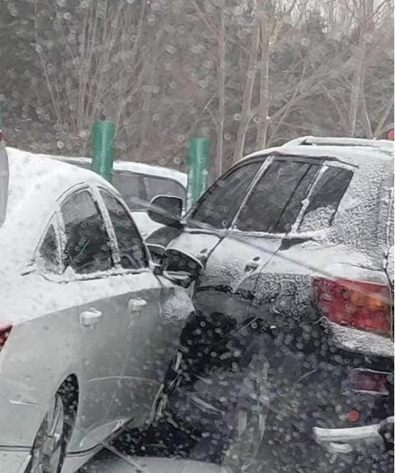 哈尔滨机场高速排起“长龙”,上百辆车滞留原地,场面令人无奈休闲区蓝鸢梦想 - Www.slyday.coM 哈尔滨机场高速排起“长龙”,上百辆车滞留原地,场面令人无奈休闲区蓝鸢梦想 - Www.slyday.coM