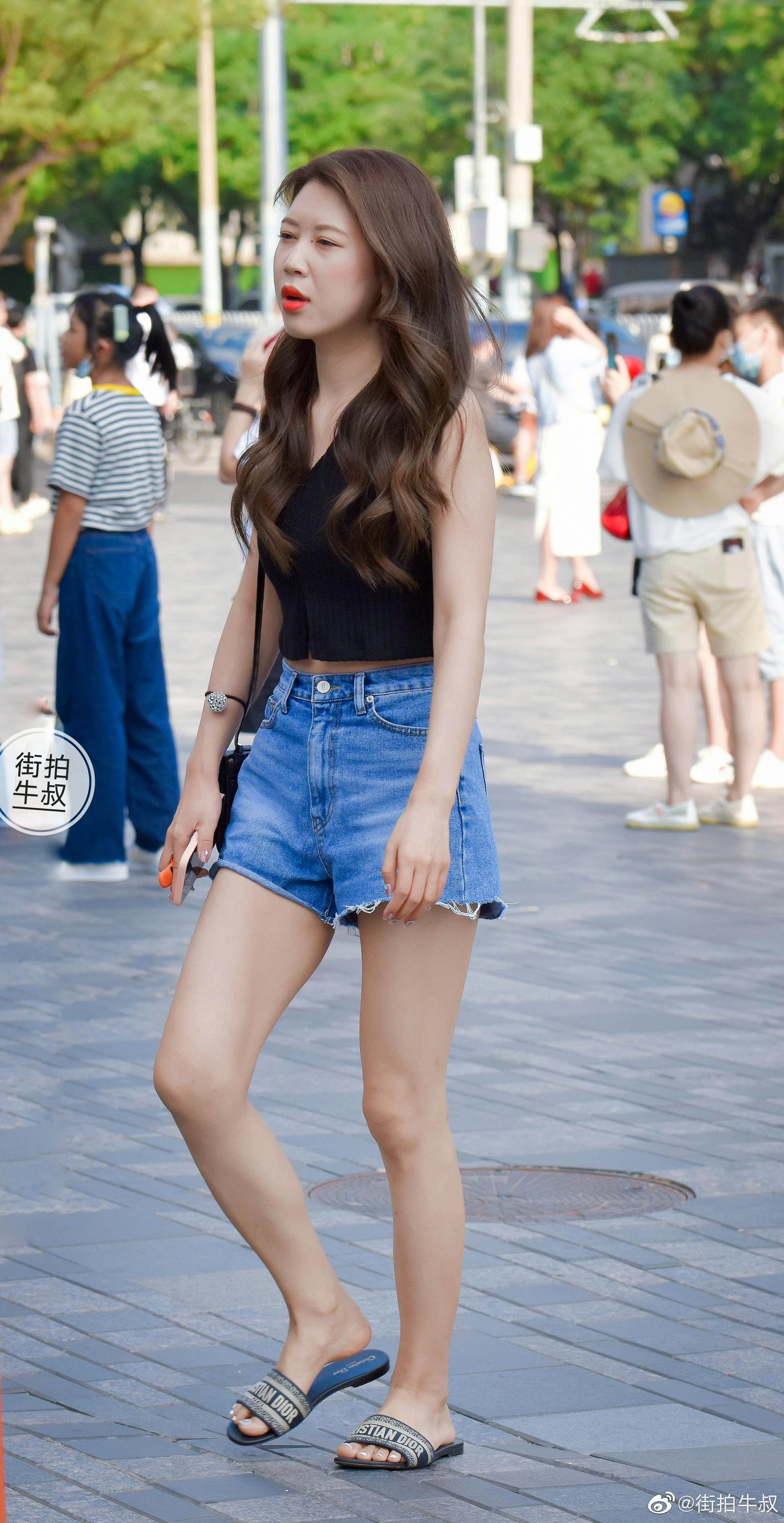 穿着热裤凉拖的小姐姐