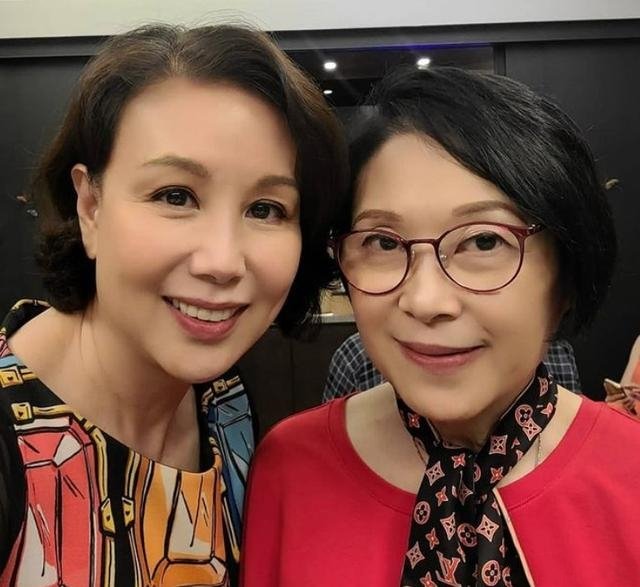 李莫愁吕有慧近照曝光65岁皮肤仍白皙紧致身材也没有发福