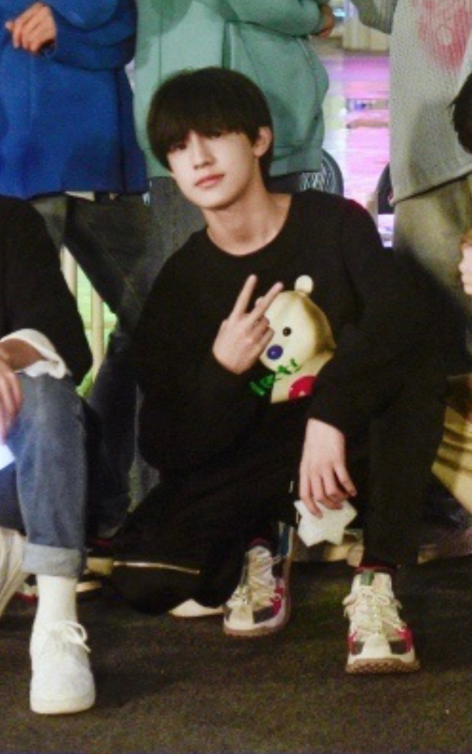 还得是张泽禹 校服 嘴角的笑 这不是校园恋爱的剧本吗……__财经头条