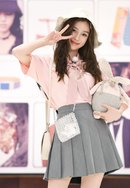 敢信杨颖居然挑战"jk制服",当腿伸直那刻,是个女的都崩溃