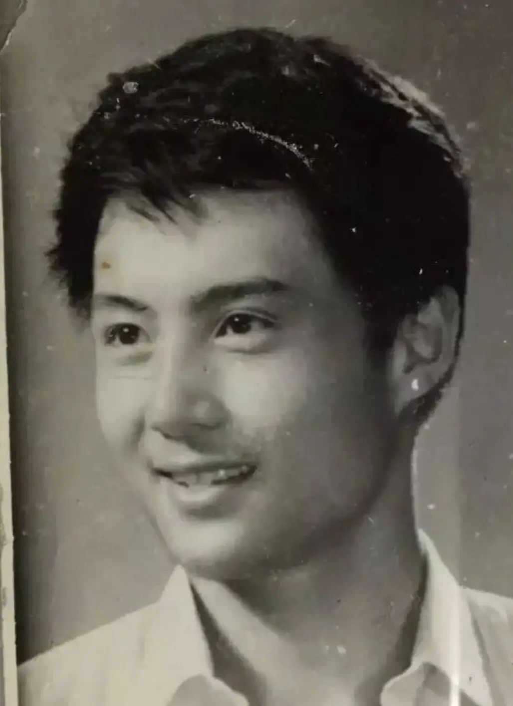 63岁"白龙马"老当益壮,酒桌子深情演唱,曾被谢霆锋殴打住院|王伯昭