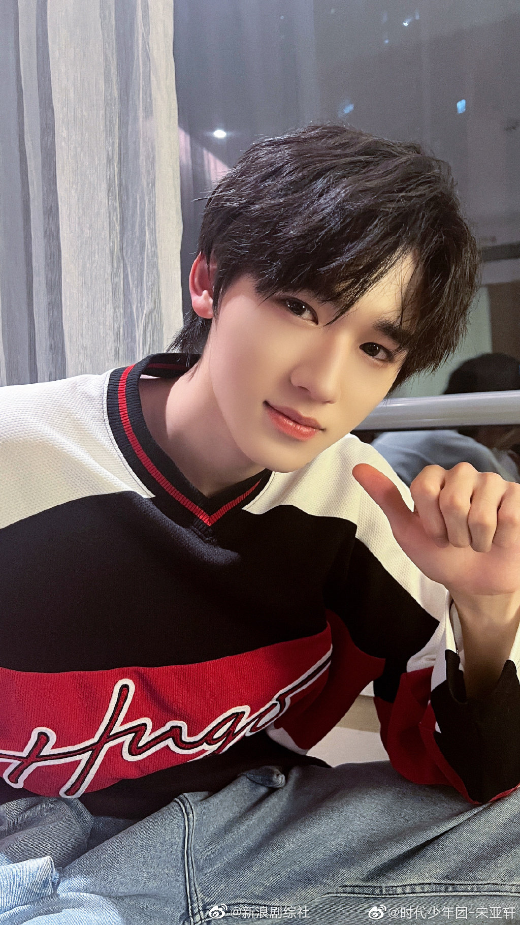 宋亚轩晒比耶自拍三宫格 收到小宋的祝福啦!__财经头条