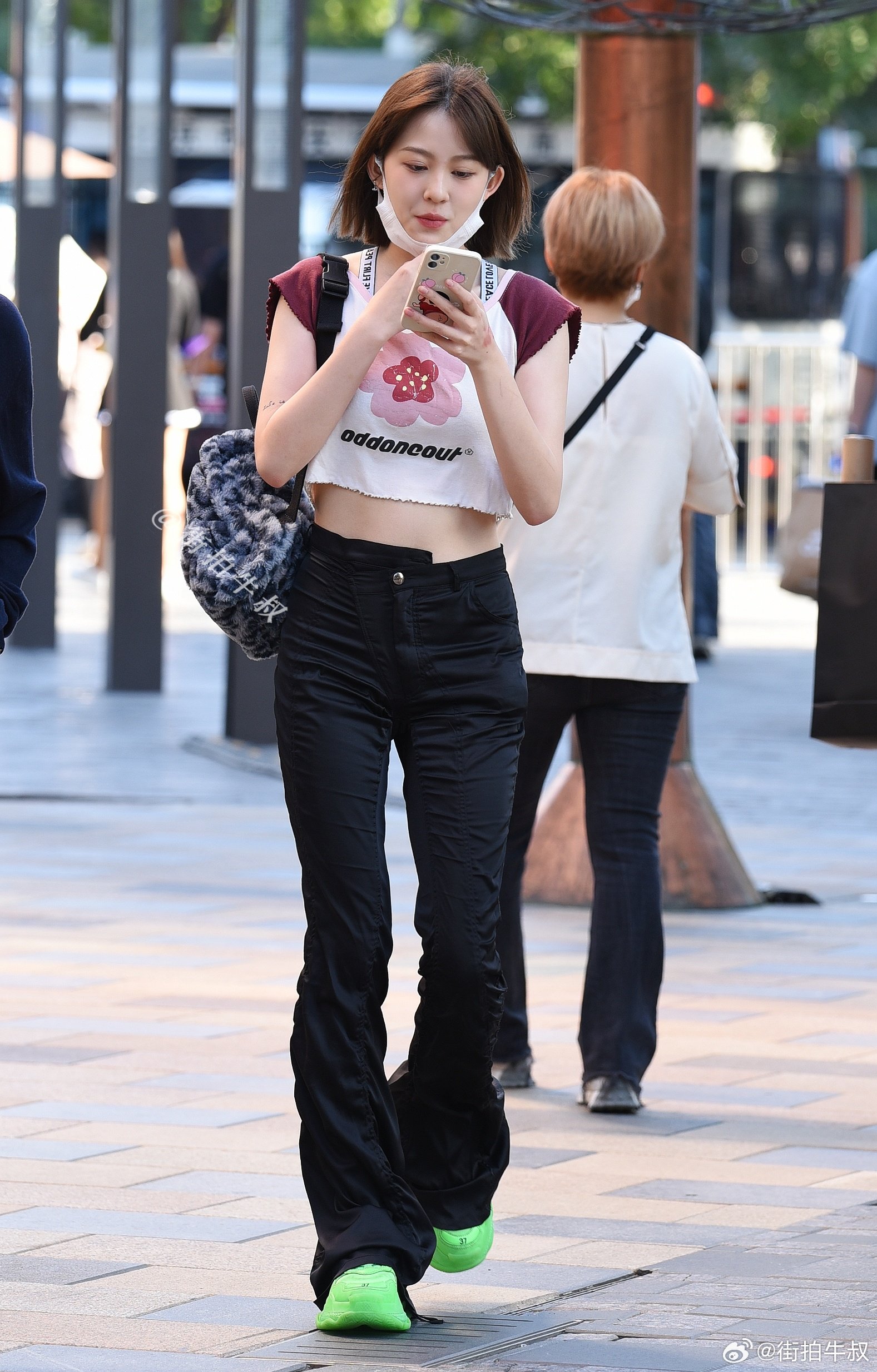 活泼可爱的露腰小t恤