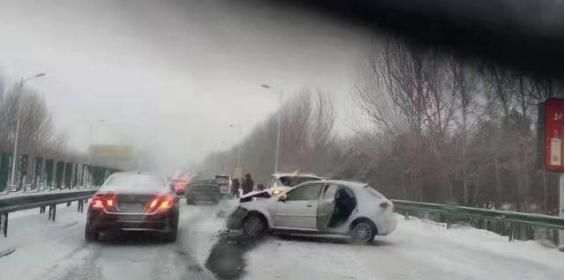 哈尔滨机场高速排起“长龙”,上百辆车滞留原地,场面令人无奈休闲区蓝鸢梦想 - Www.slyday.coM 哈尔滨机场高速排起“长龙”,上百辆车滞留原地,场面令人无奈休闲区蓝鸢梦想 - Www.slyday.coM