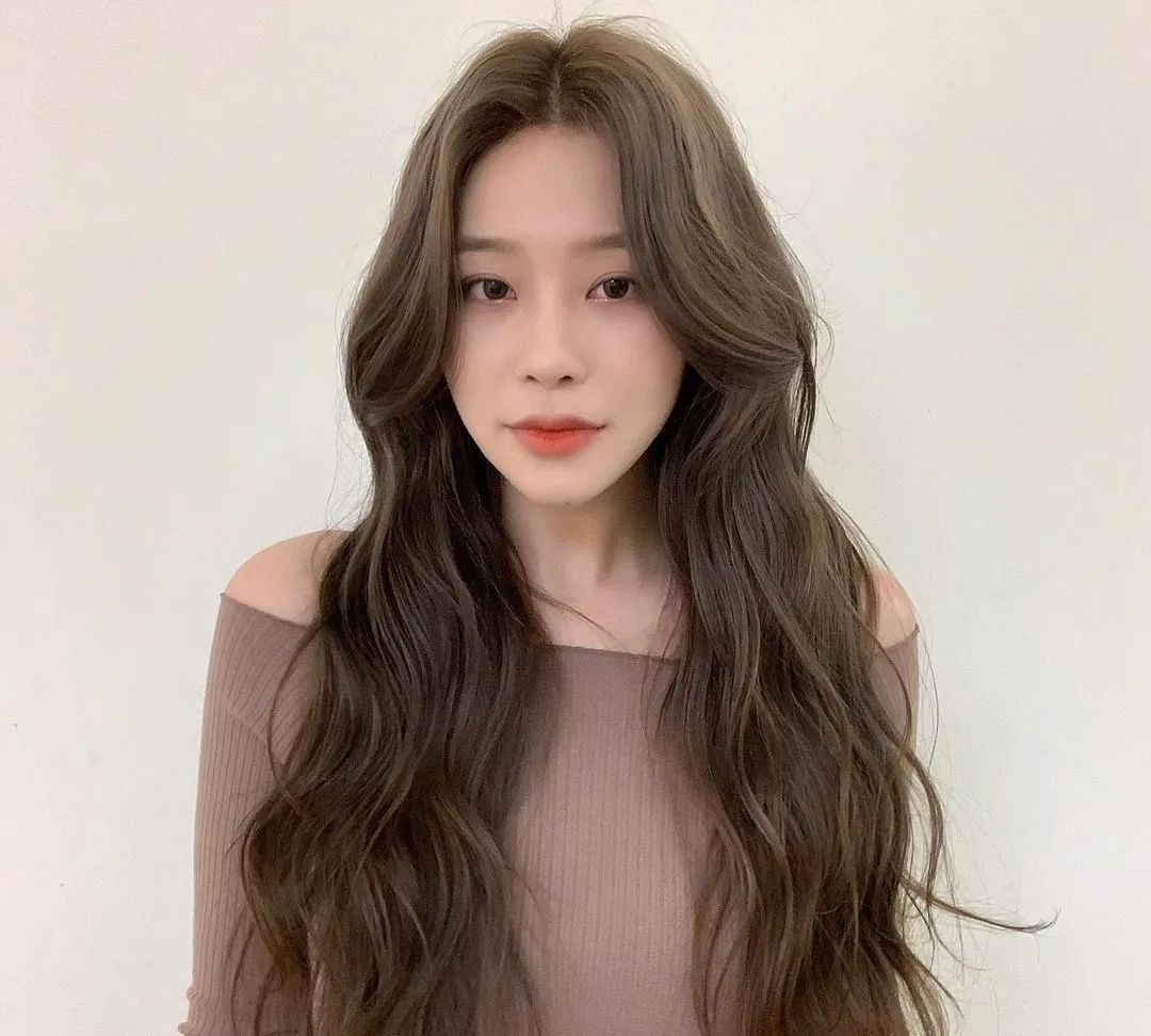 2022最火的长发烫发上线准备烫发的妹子收图
