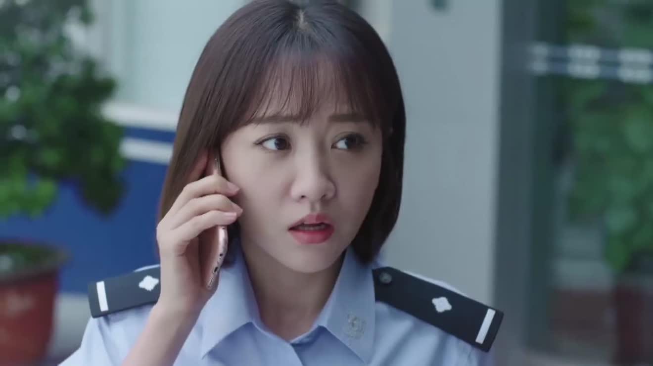 为什么梁粤一开门看到华哨在门口等梁粤这是怎么回事