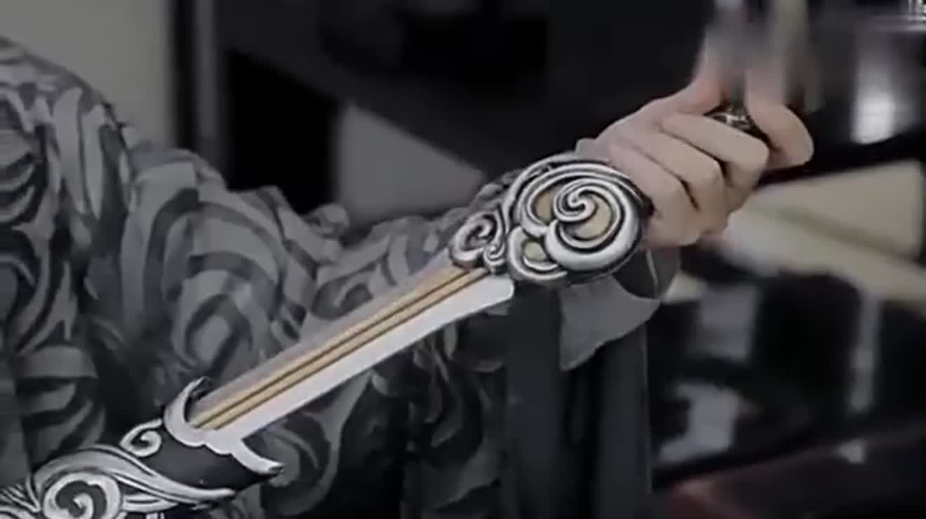 听雪楼流朱献上国色剑听信无垢的话要求开赏剑大会