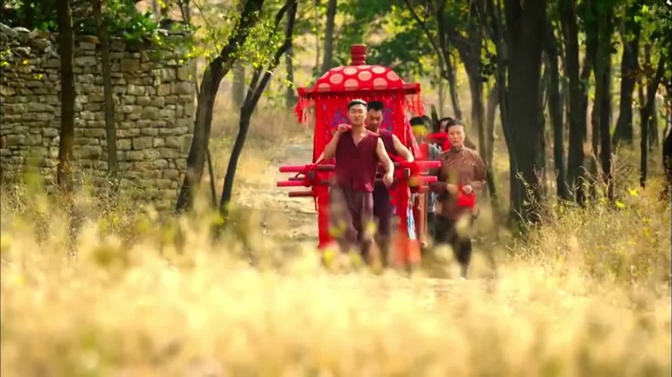 红高粱余占鳌杠子班抬新娘颠轿一下踩坑里了把新娘摔个重伤