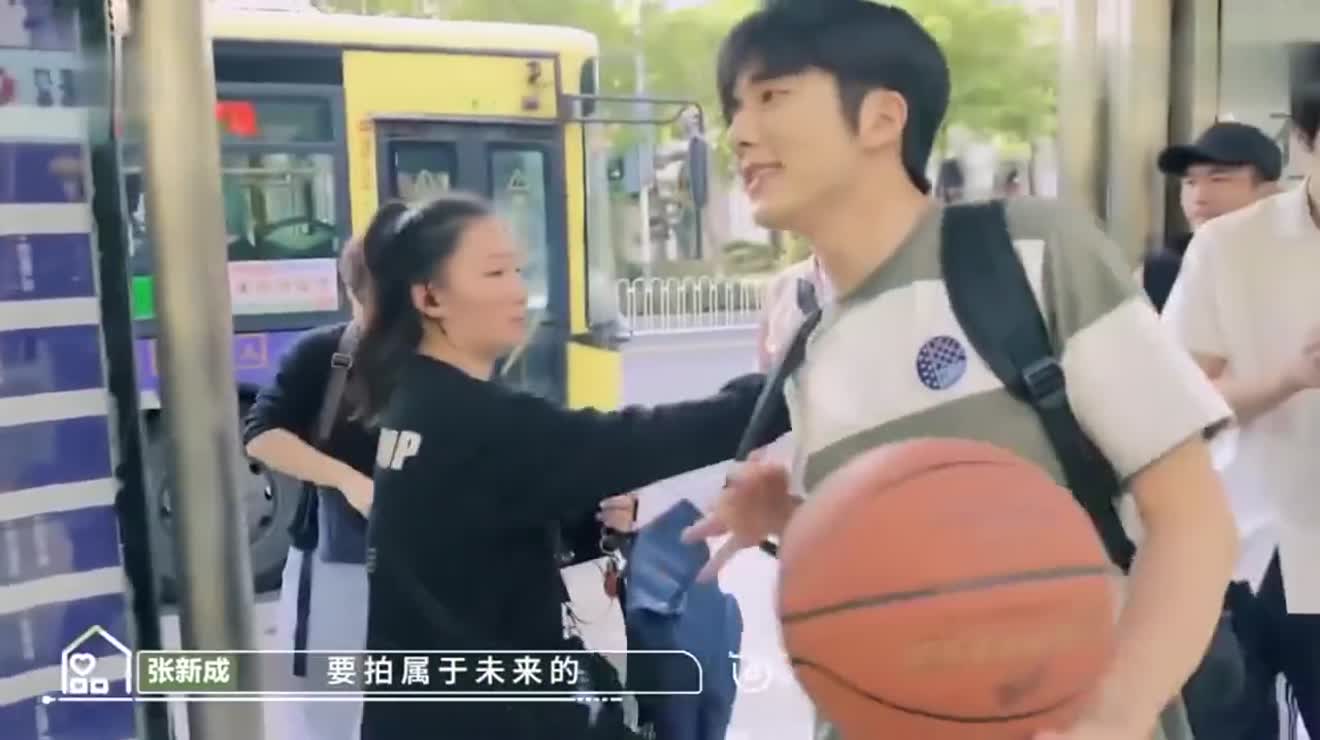 以家人之名花絮 宋威龙 张新成楼一起 谭松韵给他们拍合影