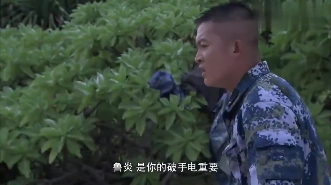 火蓝刀锋：张冲救回阿甘，上岸后和鲁炎发生冲突，臭鱼出主意中和
