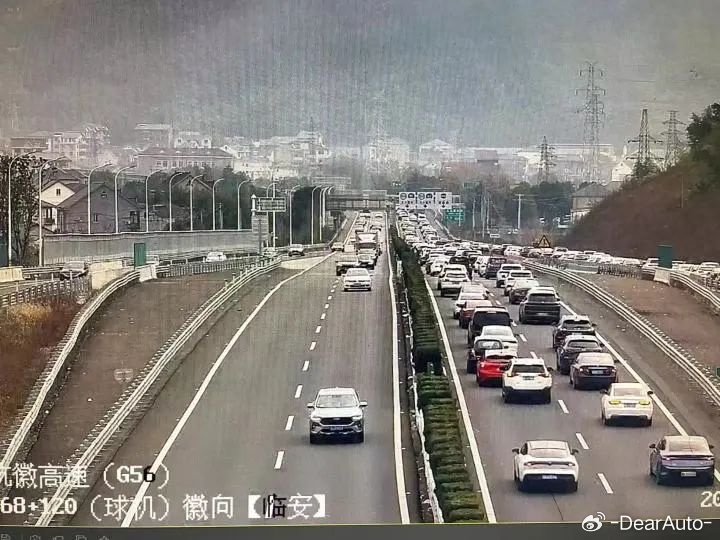 春节返乡历险记服务区难进国道有风险