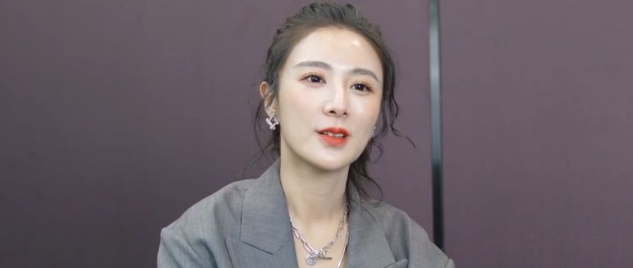 从小沉默寡言,如今做主播"一夜一套房":不说话的人,一开口就赢了