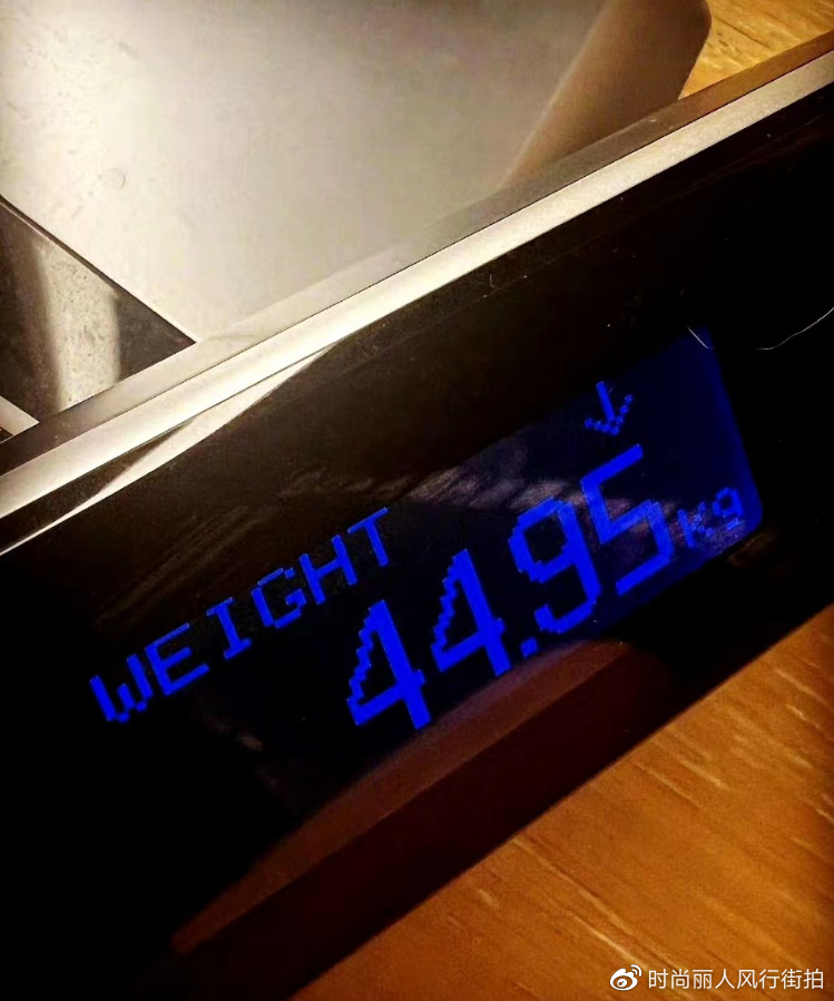 48岁贾静雯参加浪姐暴瘦最新体重才44公斤穿抹胸身材快辣翻了