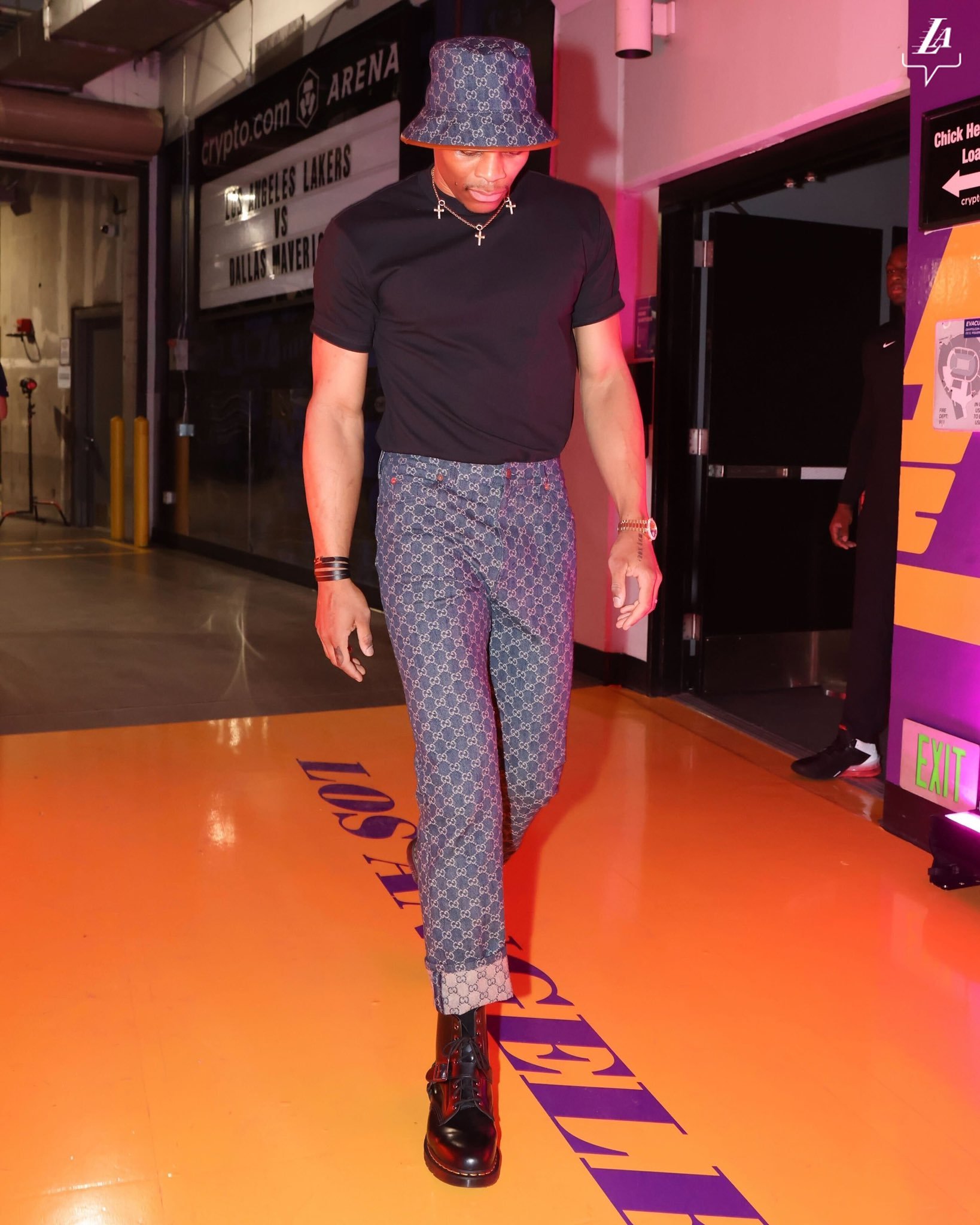 詹姆斯&安东尼&威少今日穿搭! 少爷衣品真的nice啊__财经头条