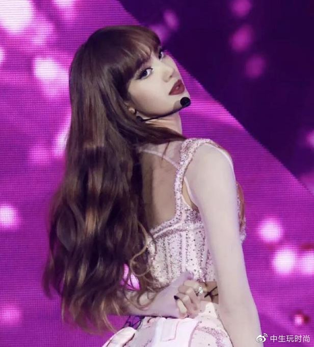 粉丝向BLACKPINK舞台扔摄像头玩偶，Lisa细心保护姐妹隐私|隐私|粉丝|姐妹