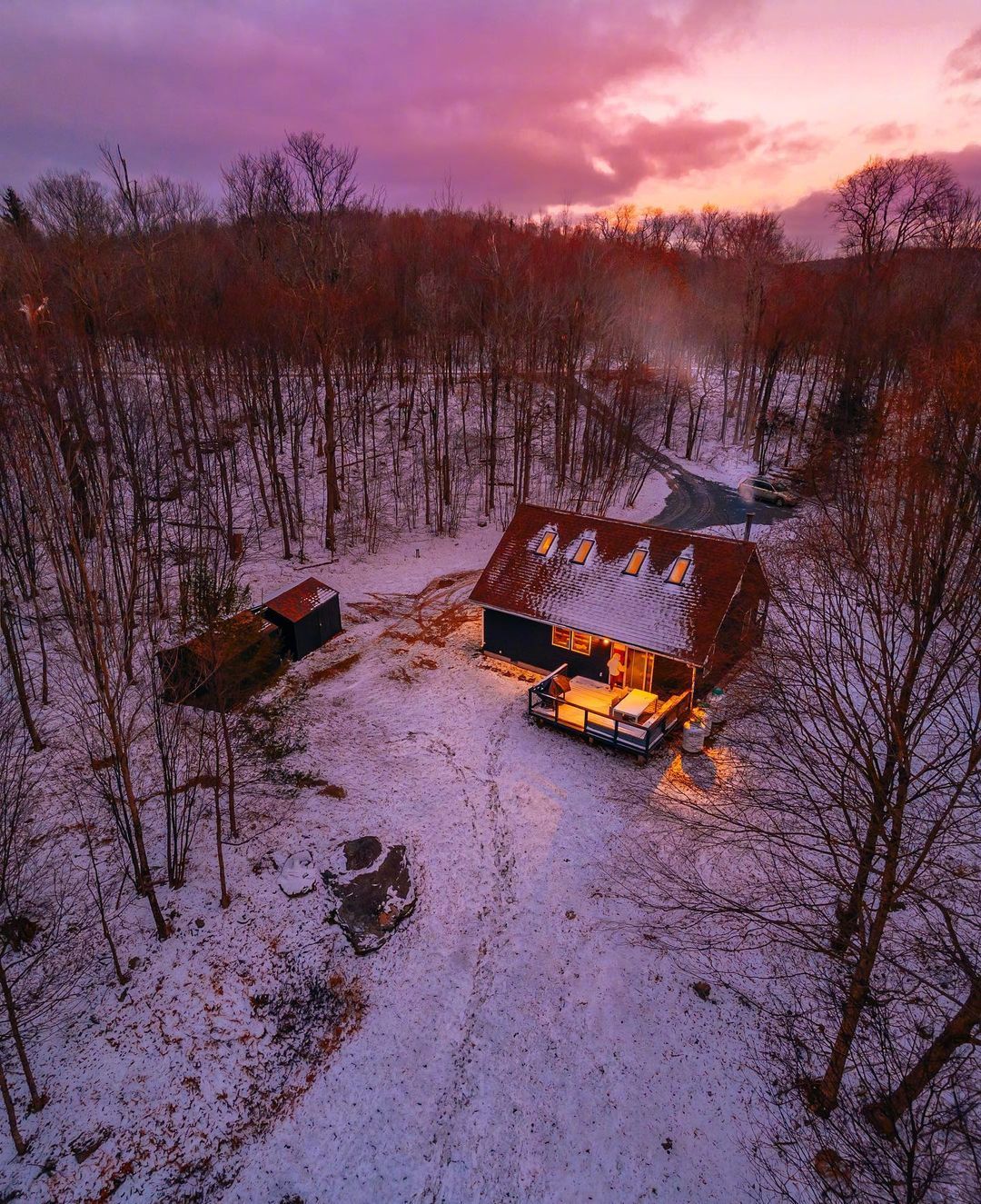 冬日,林中温暖小屋