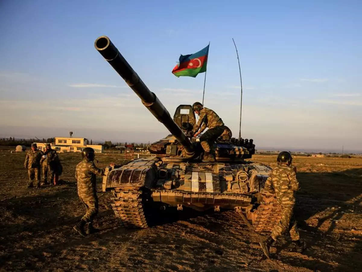 纳卡战争双方再度爆发冲突亚美尼亚12人被俘多人死伤损毁阿军10辆战车
