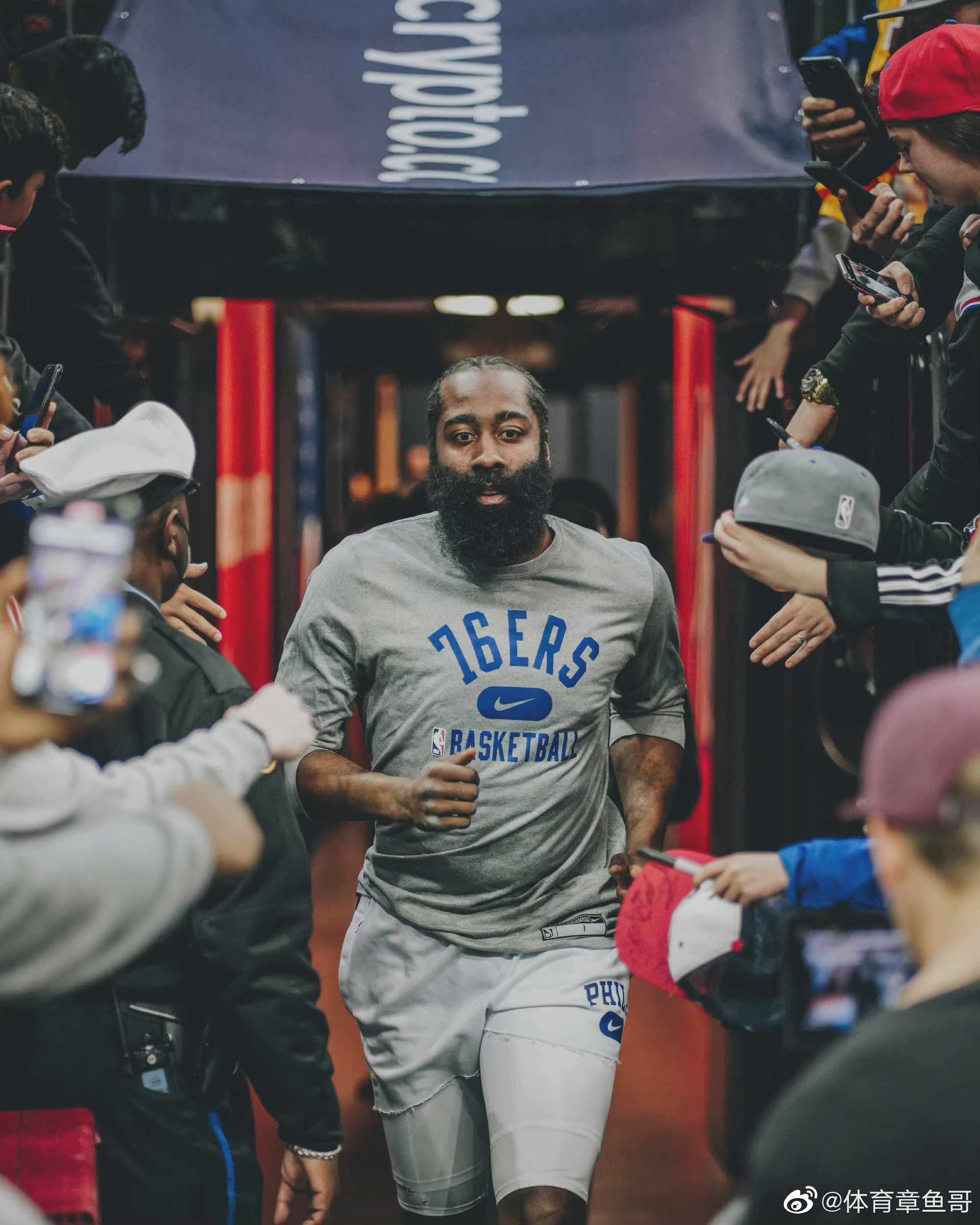 哈登76人主场首秀瞅着肚子还是不小啊之前是不是p图瘦的