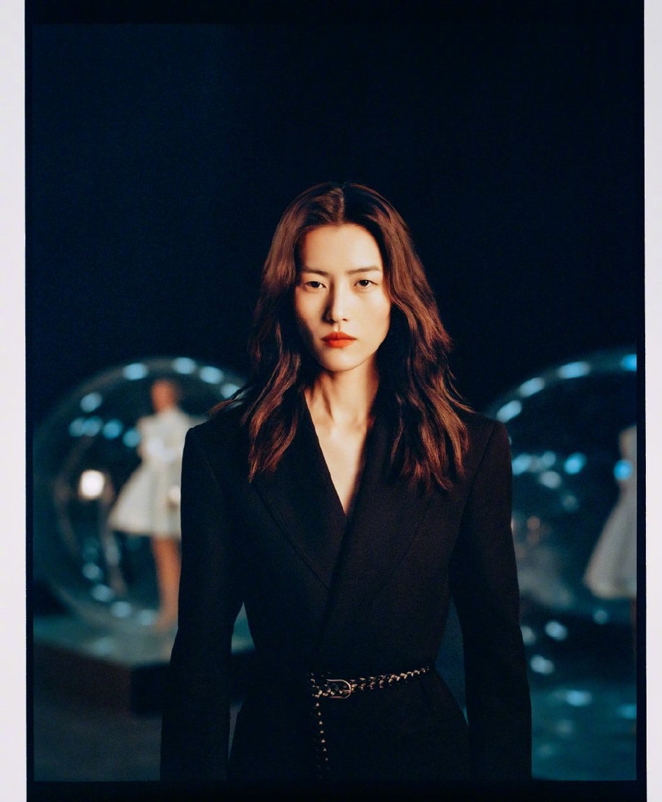 刘雯胶片质感大片曝光 微醺灯光下展现女性优雅自如的力量