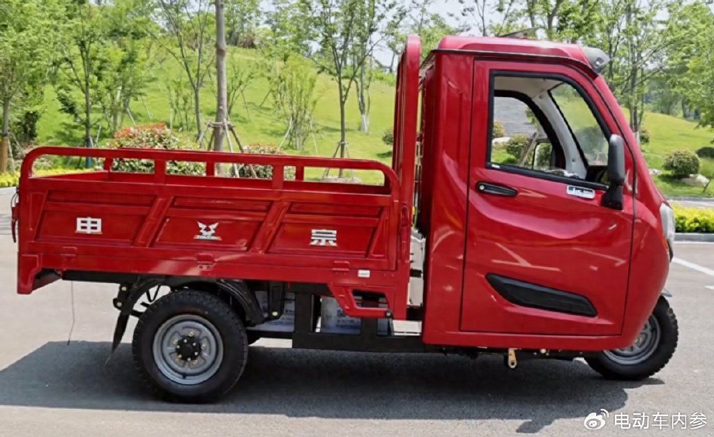 五羊宗申出手2款半封闭三轮车上市皮实能拉客货分离更实用