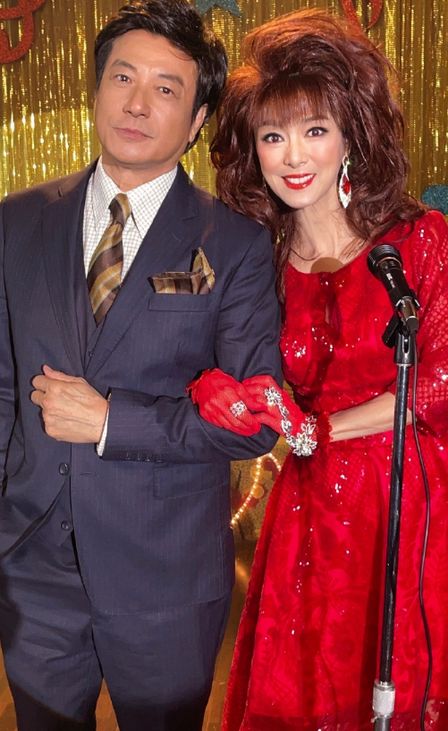 米雪在自己的社交平台上晒出了一组照片,并且配文表示:"拍唱歌跳舞