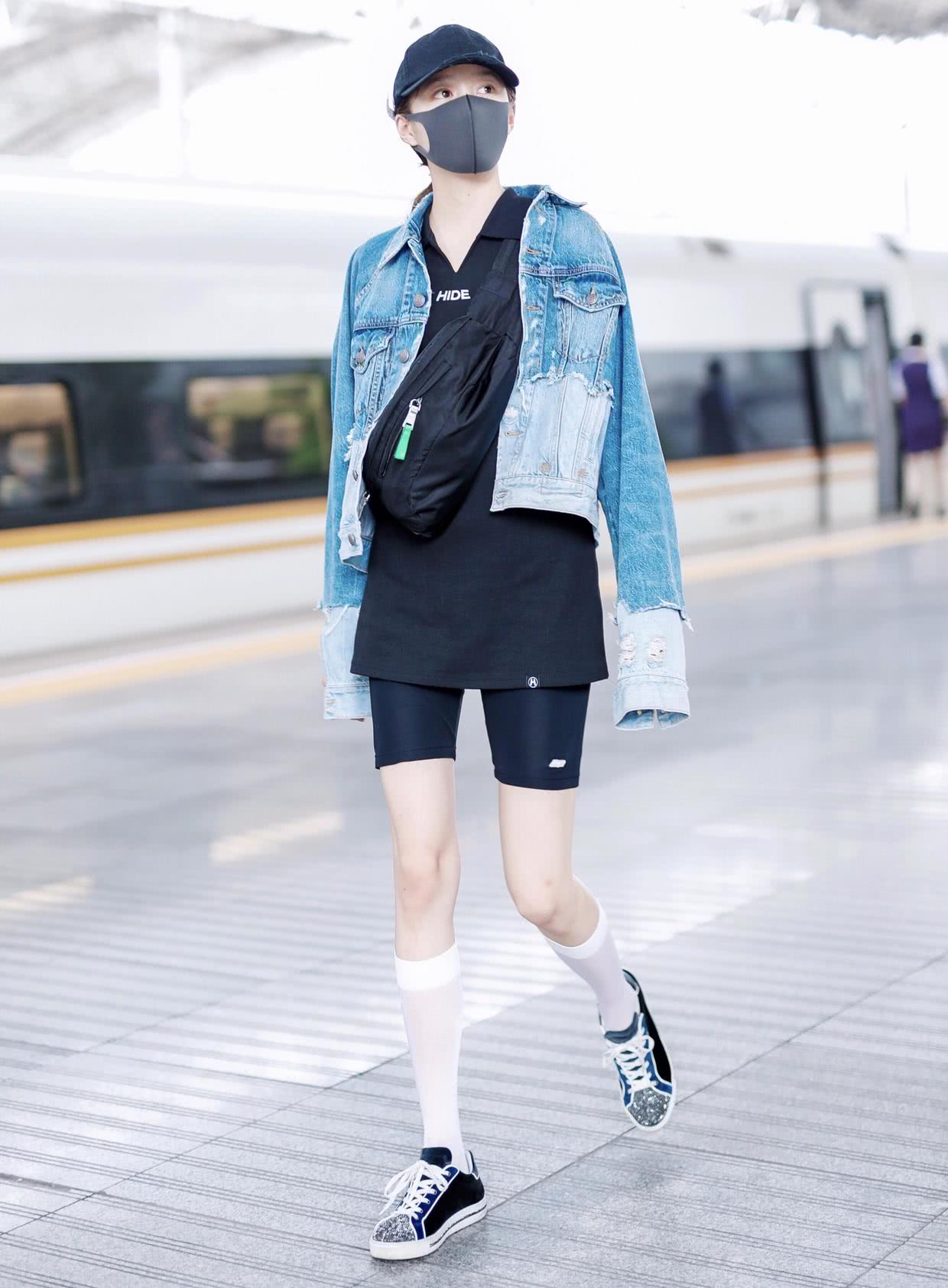 关晓彤拥有大长腿任性牛仔外套内搭长t恤干净利落洋气时髦