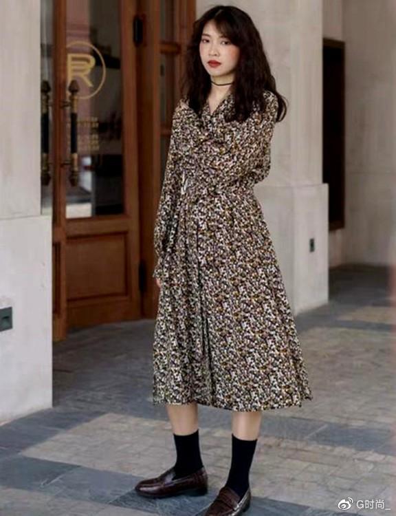 春季成熟女人该怎么穿碎花连衣裙,这样搭配,靓丽减龄|碎花|成熟女人