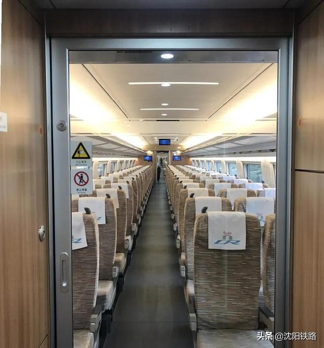乘坐复兴号出行高铁小姐姐有话对你说