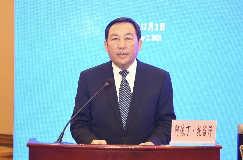 主持人:下面,请塔城地区行署专员阿依丁·托留汗介绍塔城经济社会发展