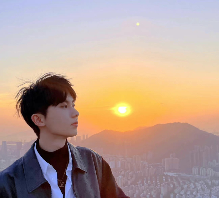 马嘉祺分享冬日生活随拍 站在天台,感受黄昏落日的马哥