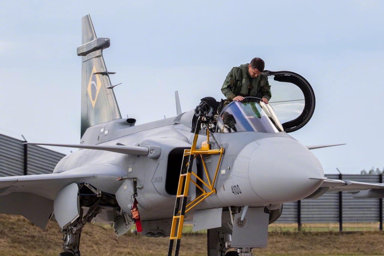 巴西飞行员驾驶"鹰狮" e战斗机进行首次飞行