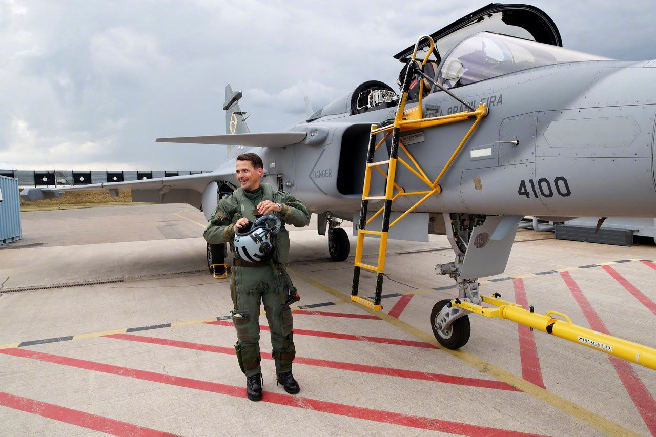 巴西飞行员驾驶"鹰狮" e战斗机进行首次飞行