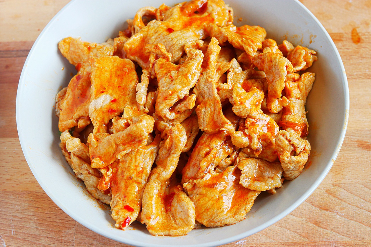 7,然后加入腌制好的肉片下锅.大约两分钟左右就可以捞出备用了.