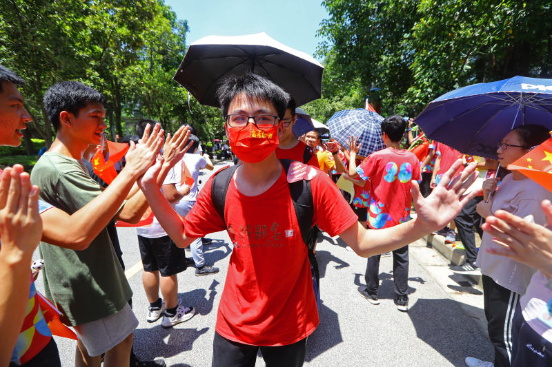 广西南宁:高考必胜!在校师生为赴考学子壮行
