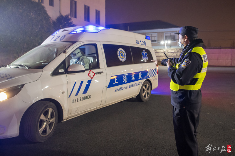 这个隔离点的民警一天转接170多辆救护车|工作人员|浦东|隔离_新浪