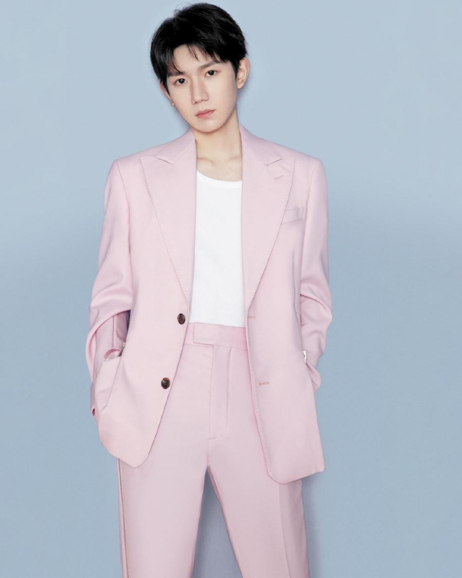 王源身穿粉色西服  注入早春生机与活力