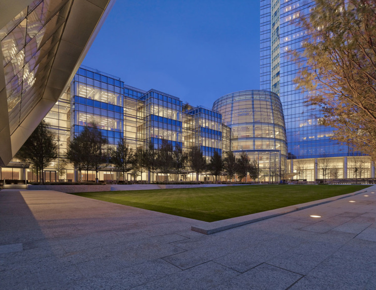 美国戴文能源公司总部大楼大楼表层竖框结构整合了遮阳和夜光照明的