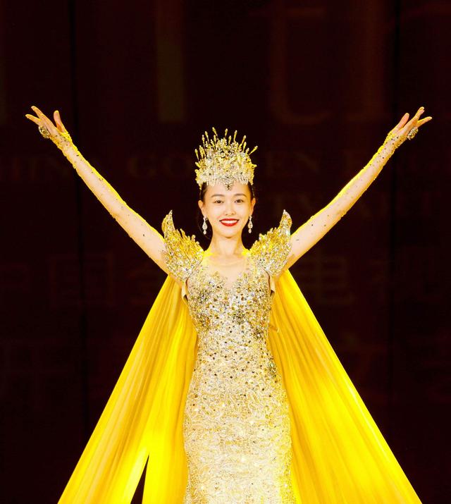 金鹰女神礼服首次亮相,网友:一地鸡毛!看历年礼服,你喜欢谁?