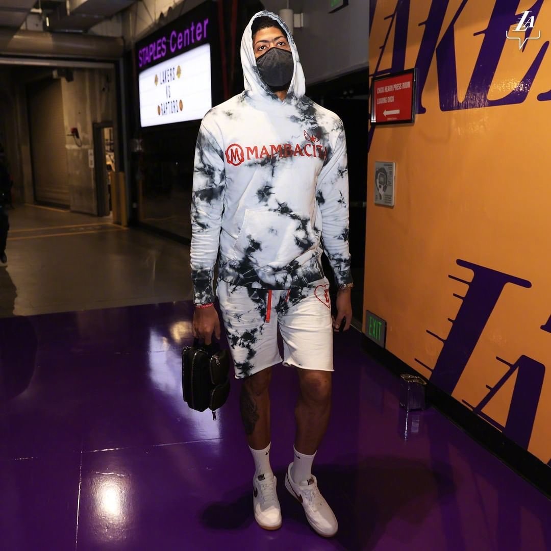 湖人众将也都穿着mambacita帽衫来到斯台普斯