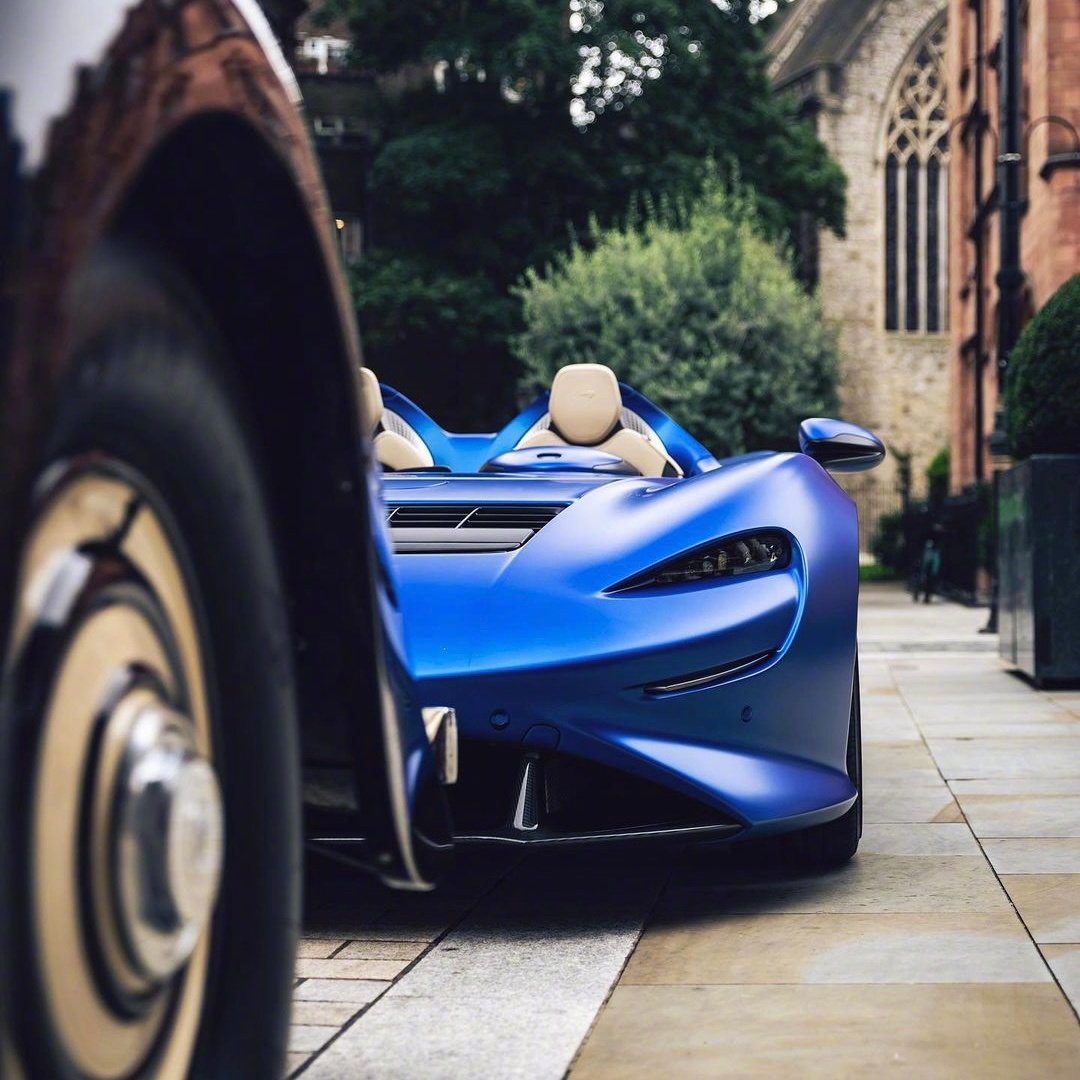 蓝色敞篷迈凯伦mclarenelva