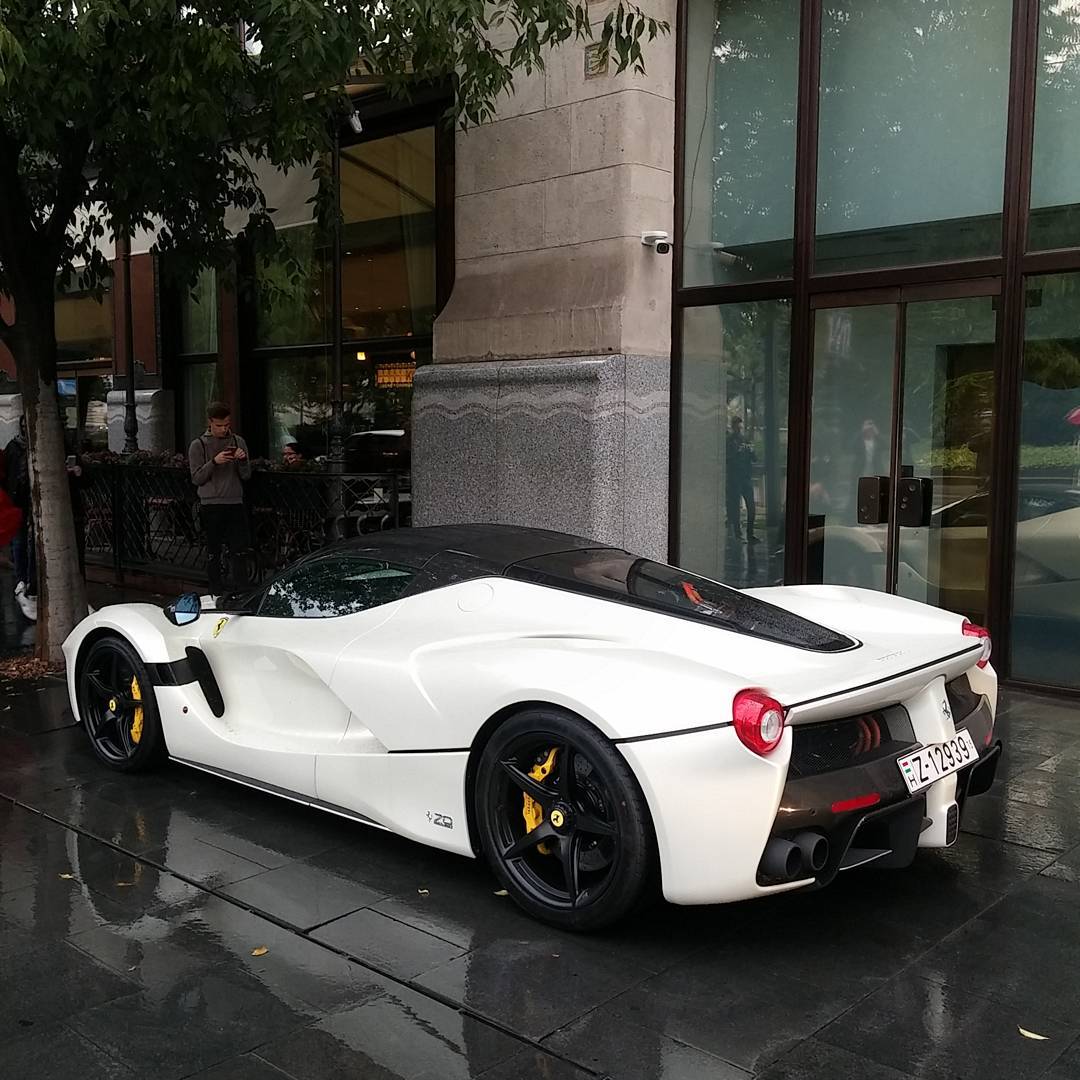 白色敞篷辣马——法拉利laferrari aperta__财经头条