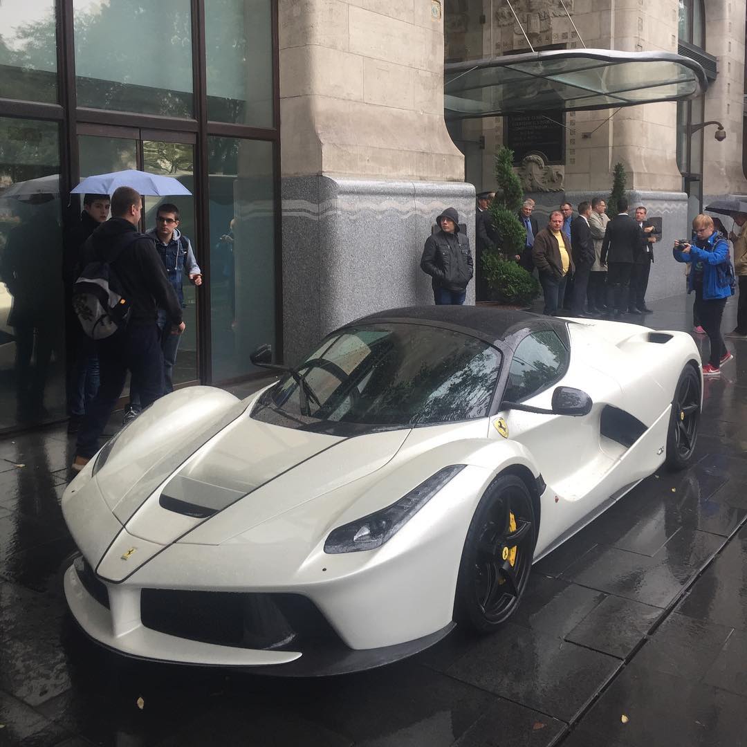 白色敞篷辣马——法拉利laferrari aperta__财经头条