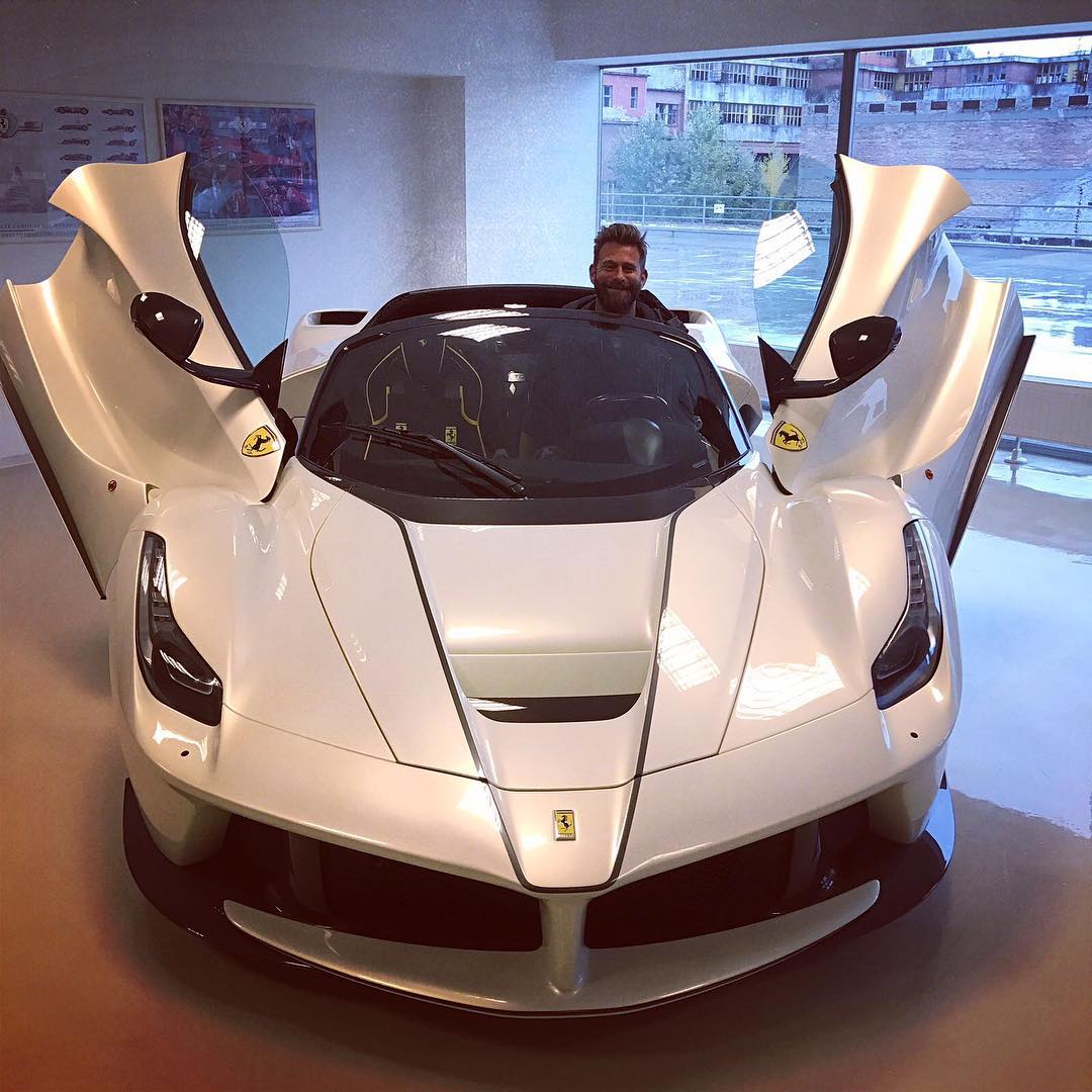 白色敞篷辣马——法拉利laferrari aperta__财经头条
