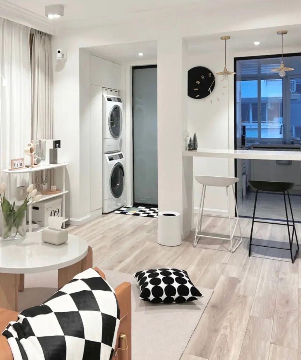 ①客厅:"神器"加持,没有上下水也不怕洗衣机放客厅,麻烦的不是上水