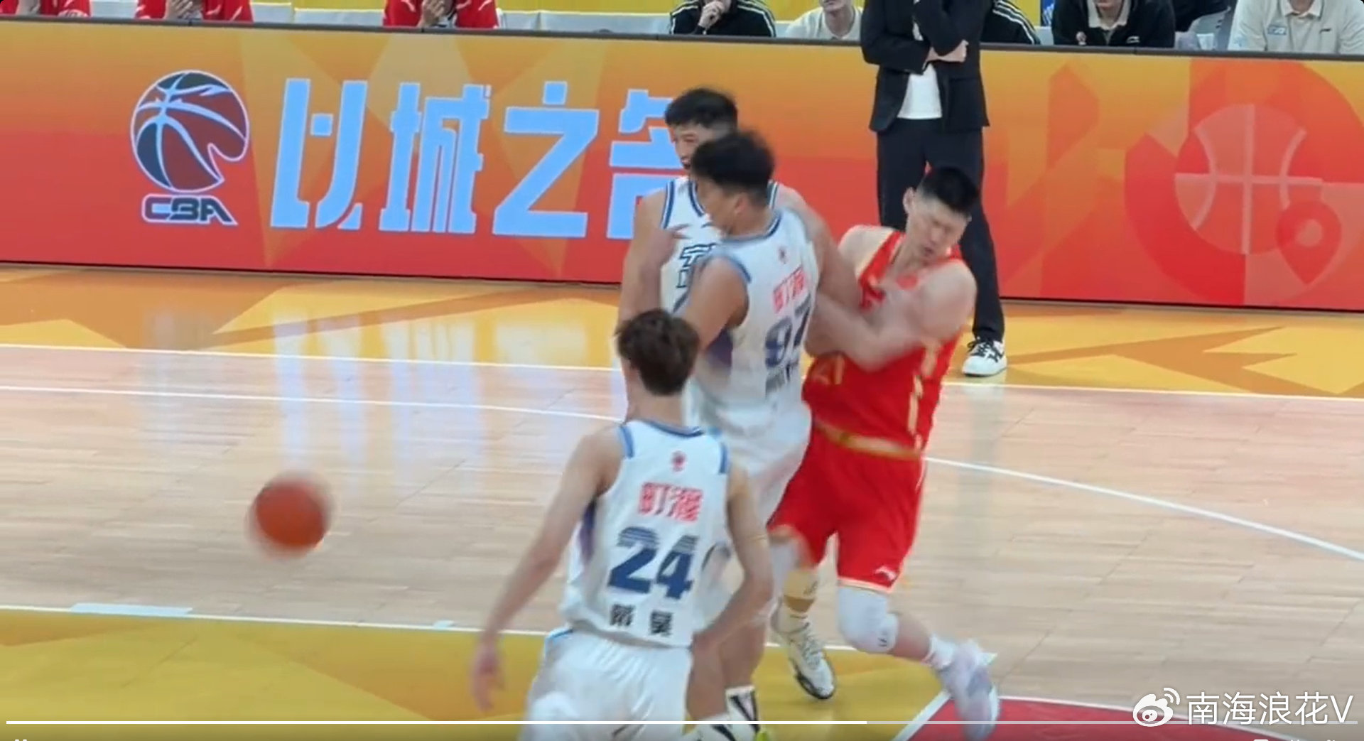 CBA恶汉再次暴力伤人！反关节王洪泽后再废大秋，球迷：你打国家队吧