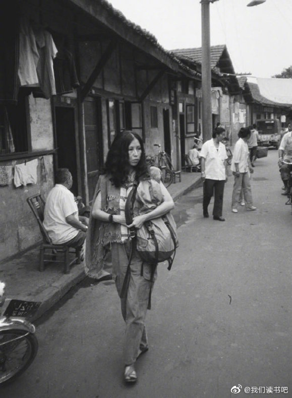 三毛在成都街头照片__财经头条