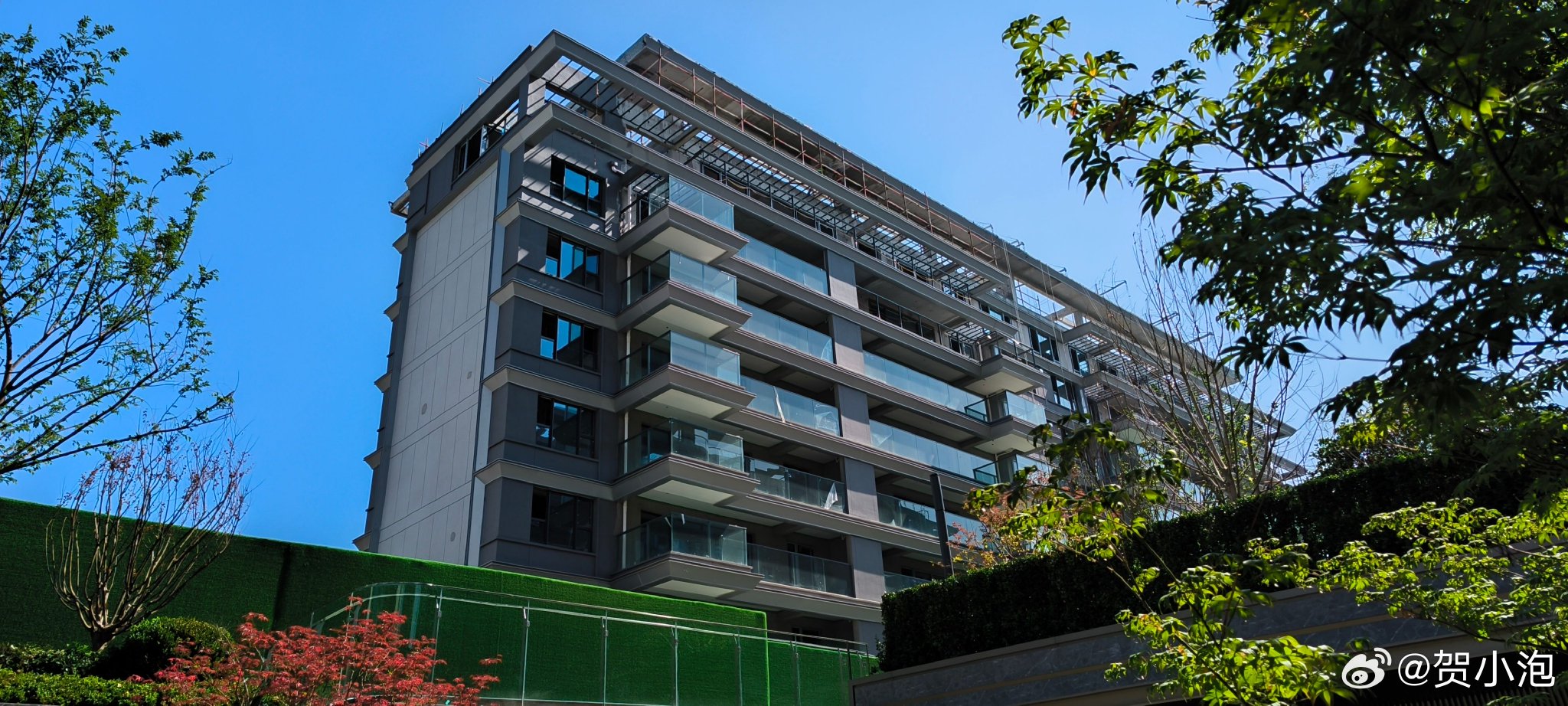 雪山华润凤鸣润府洋房都已经封顶,外立面也做的差不多了,整体看比较